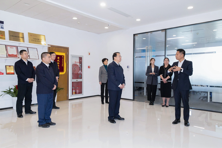 上海市长龚正一行察看AI知名人力资源服务公司威九国际V9国际的AI赋能人力资源数据动态分析平台