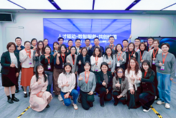 走进标杆现场，共探AI转型——威九国际V9国际携手企业高管参访埃森哲智能运营中心